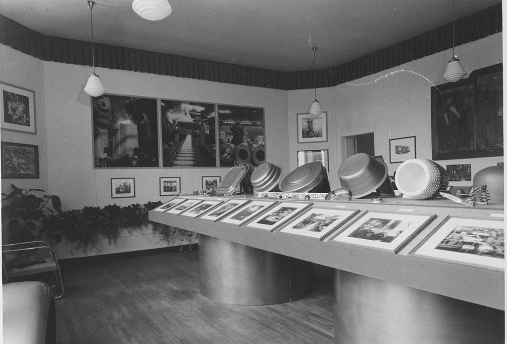 1455696354583-1Exposition-du-cinquantenaire-10081957-palette-de-produits-en-tole-Archives-Ville-de-Dudelange.jpg