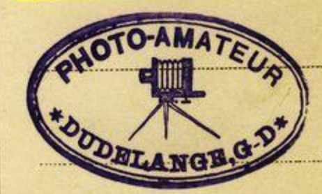 1484755127066-3Logo_du_Club_Photo-Amateur_Dudelange_detail_au_dos_dune_carte_postale_representant_un_cliche_par_J_Munster_de_lillumination_de_la_facade_centrale_de_lhotel_de_ville_pour_la_fete_nationale_le_23_janvier_1937.png